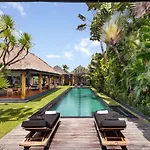 Villa Wolfe By Villa Finder